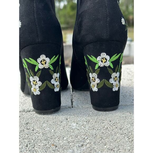 Forever 21 BLACK SUEDE ANKLE BOOTS WITH WHITE FLORAL EMBROIDERY - SIZE 8 - Picture 4 of 9